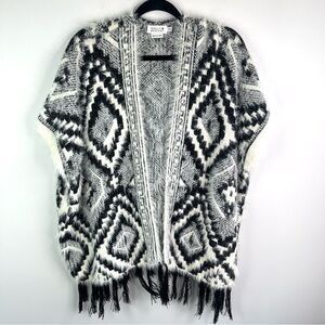 Molly Bracken Black and Off White Patterned Short Sleeve Poncho Cardigan Fringe